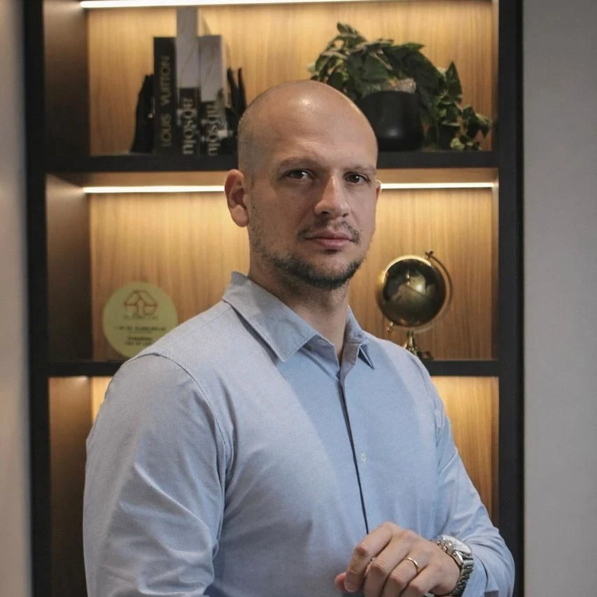 Daniel Pimentel em atendimento com cliente